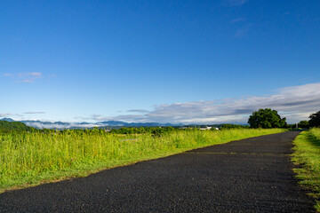 多摩川の河川敷　雨上がりの空