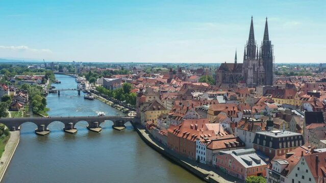 Filmmaterial der Stadt Regensburg in Bayern mit dem Fluss Donau dem Dom und der steinernen Br&uuml;cke im Sommer, Deutschland
