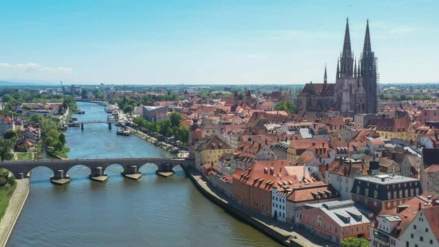Filmmaterial der Stadt Regensburg in Bayern mit dem Fluss Donau dem Dom und der steinernen Br&uuml;cke im Sommer, Deutschland