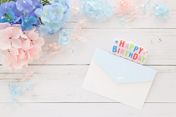 誕生日のお祝い｜紫陽花とロウソクと封筒