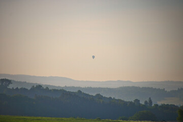 Heißluftballon im Sonnenaufgang 