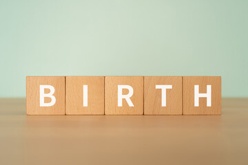 「BIRTH」と書かれた積み木