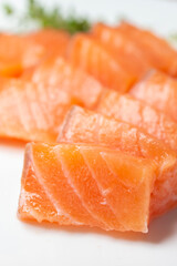 新鮮で美味しいサーモンの刺身