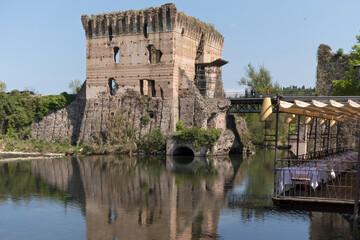 Fototapeta na wymiar Valeggio sul Mincio, eine hist. Befestigungsanlage und Brücke über den italienische Mincio
