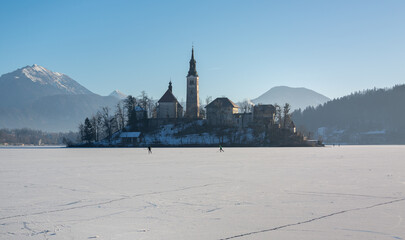 Naklejka premium Winter morning at frozen lake Bled