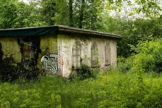 Baufälliges Gebäude mit Graffitti