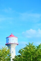 赤い屋根を持つ配水塔