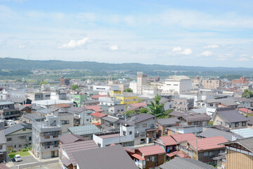 新潟県十日町市街の風景 山の稜線と街並み