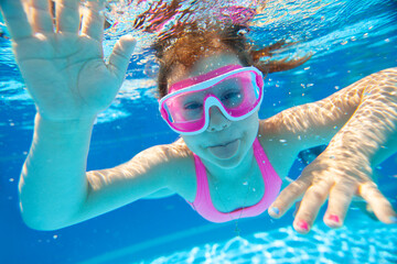 Naklejka premium girl swiming in pool