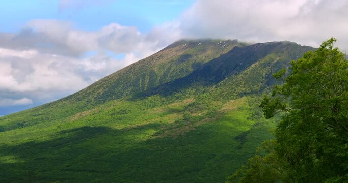 空と雲と新緑の山　雲がかかった岩手山