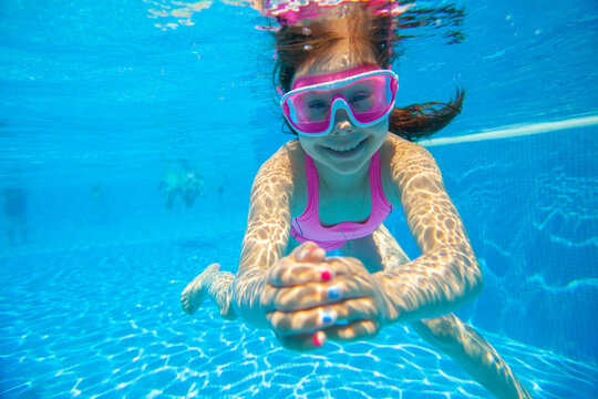 girl swiming  in  pool