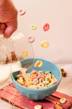 Cereal colorido acompanhado de leite para o caf&eacute; da manh&atilde;. Rosquinhas crocantes com a&ccedil;&uacute;car.