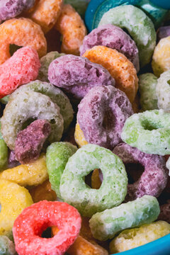 Zoom em cereal matinal colorido. Rosquinhas coloridas com a&ccedil;&uacute;car ao leite.