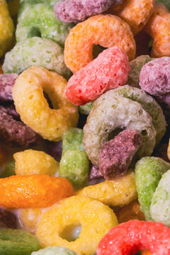 Zoom em cereal matinal colorido. Rosquinhas coloridas com a&ccedil;&uacute;car ao leite.