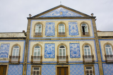 Fototapeta na wymiar Typical facade with blue azulejos in Old Town of Aveiro