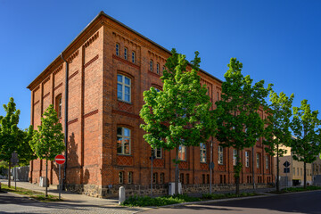 Schulhaus mit Tradition: das denkmalgeschützte "Fläming-Gymnasium" in Bad Belzig - Graffiti-Schmierereien wurden retuschiert