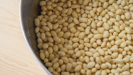 大豆を水に浸す