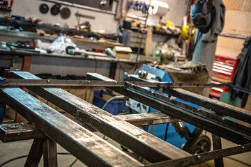 Barres en m&eacute;tal dans un entrep&ocirc;t