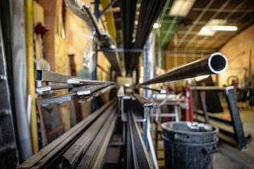 Tubes en métal dans un entrepôt 