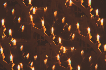 elektrische Kerzen auf Lichterbogen zu Weihnachten Prisma Spiegelung Kaleidoskop - 511088451