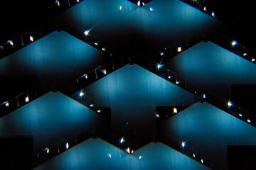 Weihnachtsbeleuchtung Eiszapfen blau an Haus Fassade Muster Kaleidoskop Prisma abstrakt - 511088454