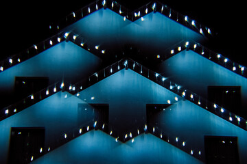Weihnachtsbeleuchtung Eiszapfen blau an Haus Fassade Muster Kaleidoskop Prisma abstrakt - 511088459