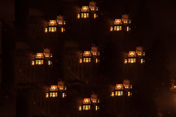 Fassade mit Weihnachtsbeleuchtung im Advent Prisma Spiegelung Kaleidoskop - 511088463
