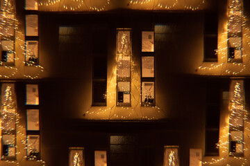 Fassade mit Weihnachtsbeleuchtung im Advent Prisma Spiegelung Kaleidoskop - 511088464