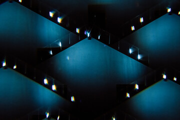 Weihnachtsbeleuchtung Eiszapfen blau an Haus Fassade Muster Kaleidoskop Prisma abstrakt - 511088466