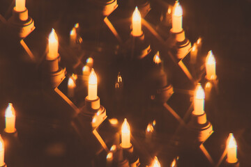 elektrische Kerzen auf Lichterbogen zu Weihnachten Prisma Spiegelung Kaleidoskop - 511088467