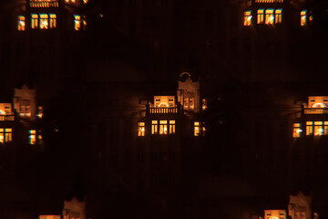 Fassade mit Weihnachtsbeleuchtung im Advent Prisma Spiegelung Kaleidoskop