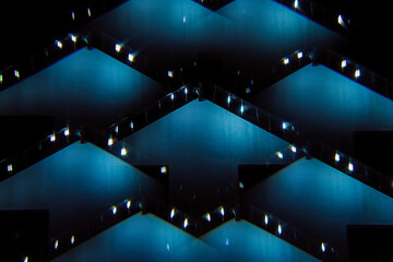 Weihnachtsbeleuchtung Eiszapfen blau an Haus Fassade Muster Kaleidoskop Prisma abstrakt - 511088471