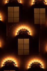 Fassade mit Weihnachtsbeleuchtung im Advent Prisma Spiegelung Kaleidoskop - 511088472