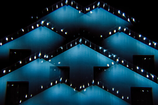 Weihnachtsbeleuchtung Eiszapfen blau an Haus Fassade Muster Kaleidoskop Prisma abstrakt