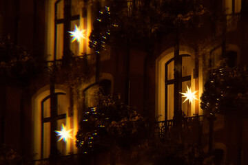 Fassade mit Weihnachtsbeleuchtung im Advent Prisma Spiegelung Kaleidoskop - 511090094