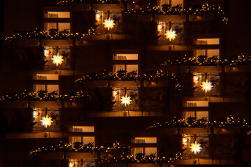 Fassade mit Weihnachtsbeleuchtung im Advent Prisma Spiegelung Kaleidoskop - 511090095