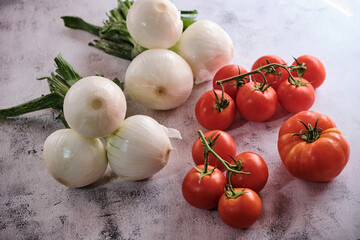 Organic red onions and tomatoes, complements for simple and anticancer salads.