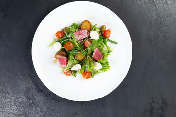 Salad with tuna, tomatoes and herbs.