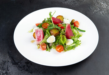 Salad with tuna, tomatoes and herbs.