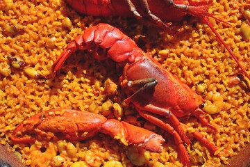 Paella de langosta europea servida en un restaurante en Valencia, España. Un primer plano desde...