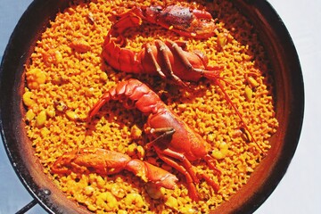Paella de langosta europea servida en un restaurante en Valencia, España. Un primer plano desde...