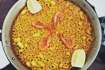 Paella de marisco servida en un restaurante de El Palmar, en Valencia, España. Un primer plano desde arriba de una deliciosa paella servida al aire libre en plena albufera de Valencia.