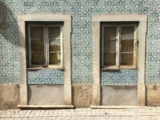 Fachada portuguesa con azulejos de cerámica verde