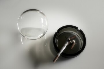 Rauchen - Aschenbecher - Lensball - Zigarette - Overhead of burning cigarette in ashtray - High...