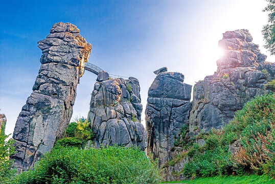 Externsteine im Teutoburger Wald im Gegenlicht, Nordrhein-Westfalen, Deutschland
