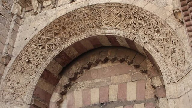 Bab al-Futuh, Triangular pendentives and semicircular arch with stone carved designs above the entrance, Egypt
