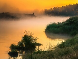 Wschód słońca nad rzeką Wartą. Słońce, mgła i rzeka o świcie - obrazy, fototapety, plakaty