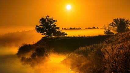 Wschód słońca nad rzeką Wartą. Słońce, mgła i rzeka o świcie