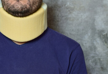 Person with flexible cervical collar, for ailments resulting from accidents, wear, hernias and...