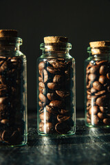 szklane butle wypełnione kawą